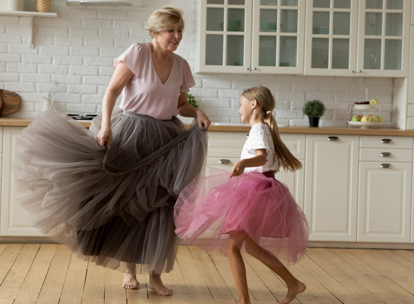 woman_dancing_with_her_daughter